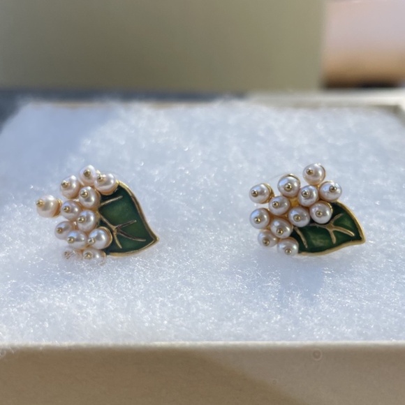 Metropolitan Museum of Art Pearl and Leaf Stud Earrings - Picture 3 of 3